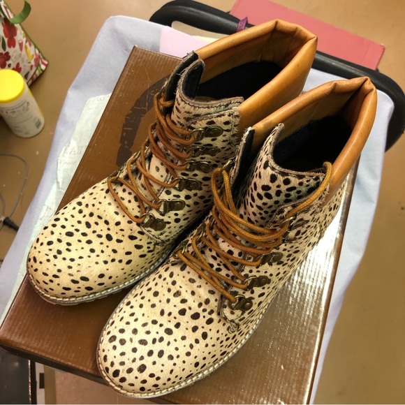 Diva.True Size 6 Ponyhair Ankle Bootie offwhite and black!Draw top and 6.5” tall - Picture 1 of 11